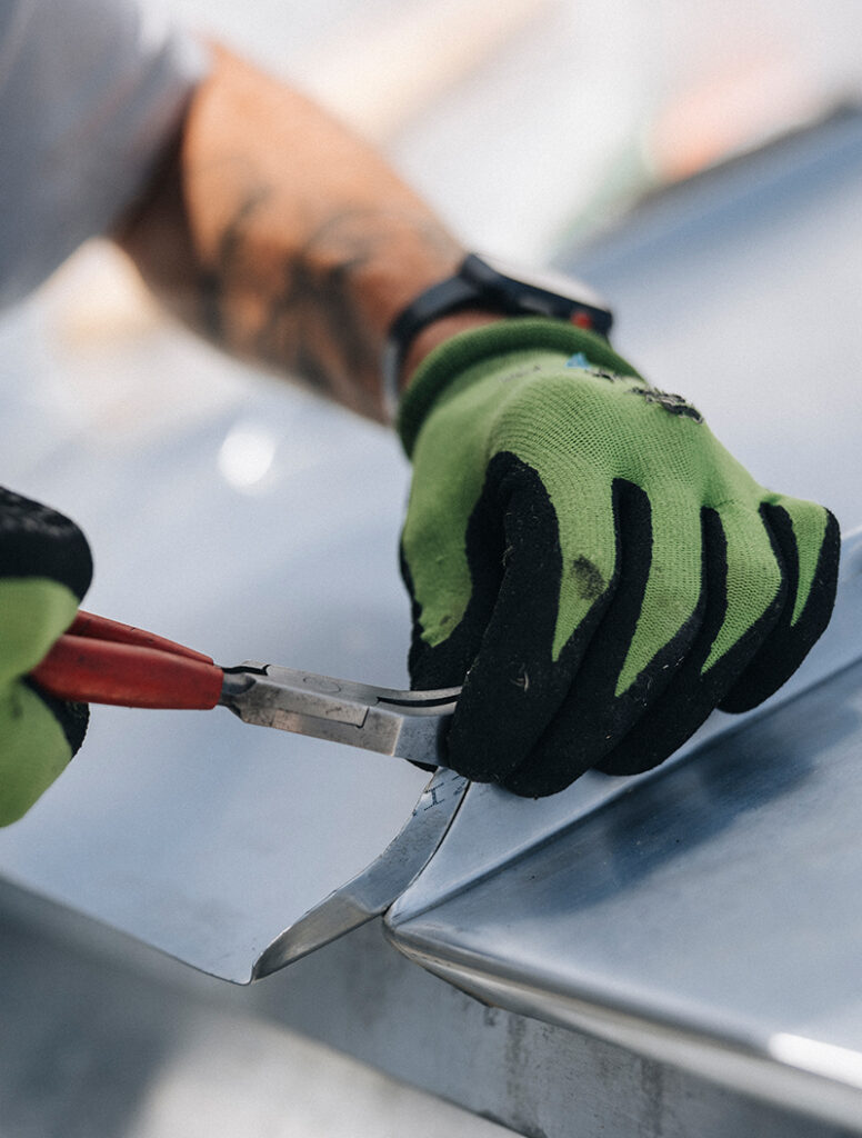 Nahaufnahme Hände, Spengler bei der Arbeit